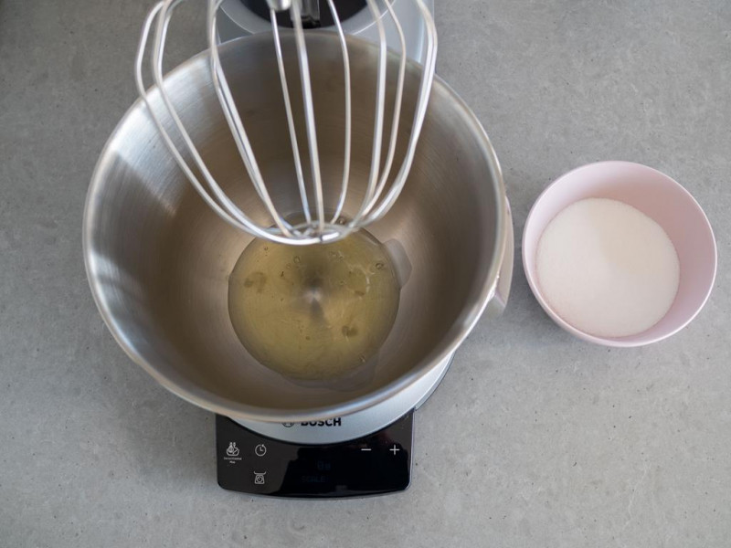 Bia艂ka w misie melaksera Bosch i cukier w miseczce