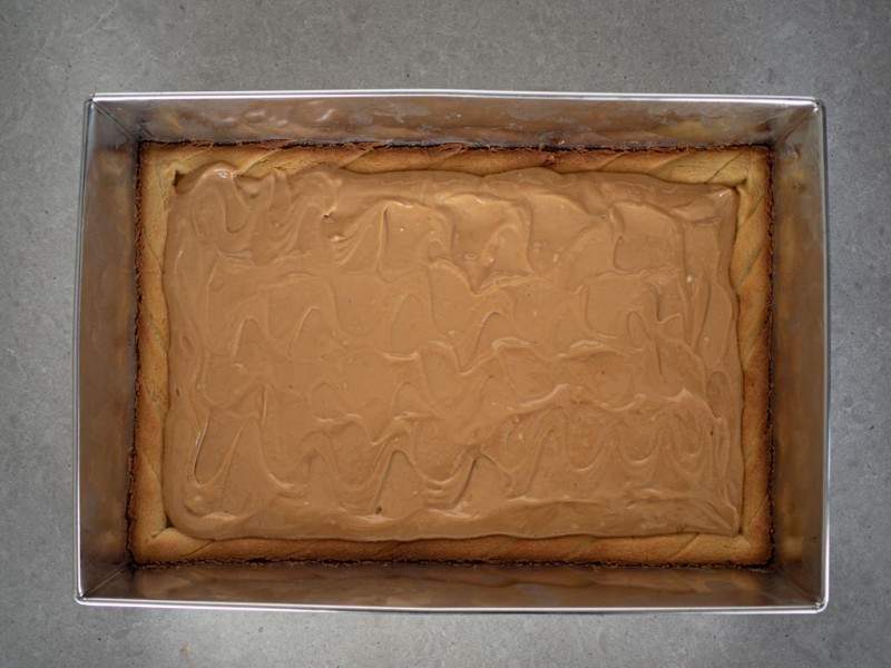 Masa kajmakowa wy艂o偶ona na kruchy sp贸d na mazurek