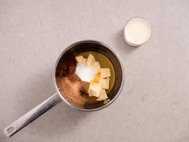 masło, miód, cukier, kako, przyprawa korzenna Dr. Oetkera, mleko