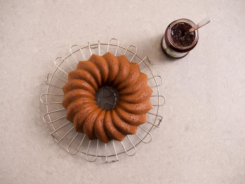 piernik bez glutenu przekładany powidłami śliwkowymi