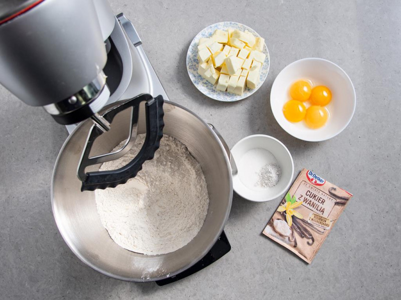 mąka, cukier, cukier z wanilią Dr. Oetkera, żółtka,zimne masło
