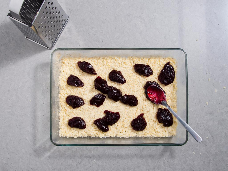 przygotowanie spodu na pleśniak, dżem z czarnej porzeczki