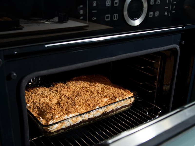 upieczony pleśniak, stygnie w piekarniku Bosch HBG675BB1