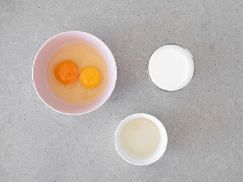 W trzech miseczkach: jajka, olej i mleko.