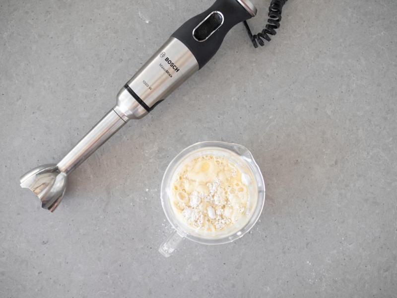 ciasto na pankejki przed zblendowaniem, blender ręczny firmy Bosch.