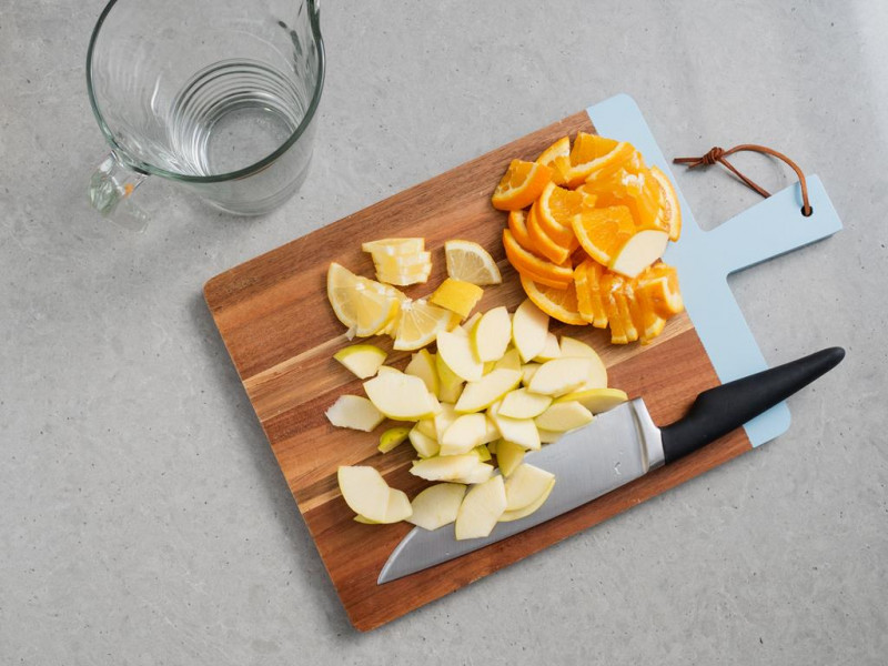 jabłka, pomarańcze, cytryna pokrojone w plastry