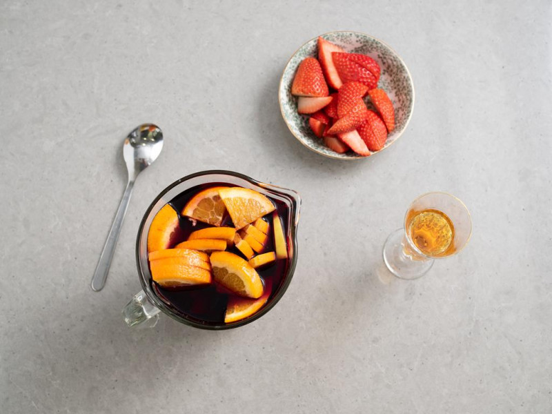 owoce w dzbanku zalane winem i brandy z ekstraktem waniliowym