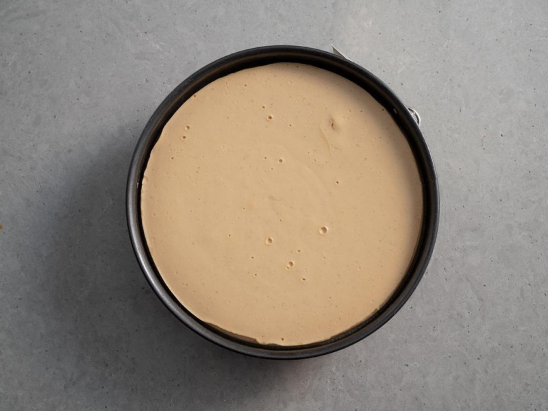 upieczony sernik kawowy w tortownicy