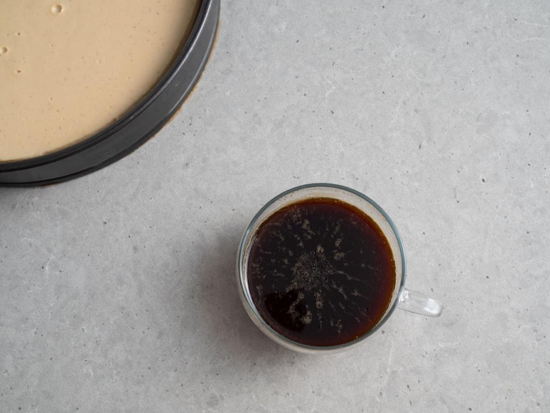 w szklanej filiżance zaparzona kawa