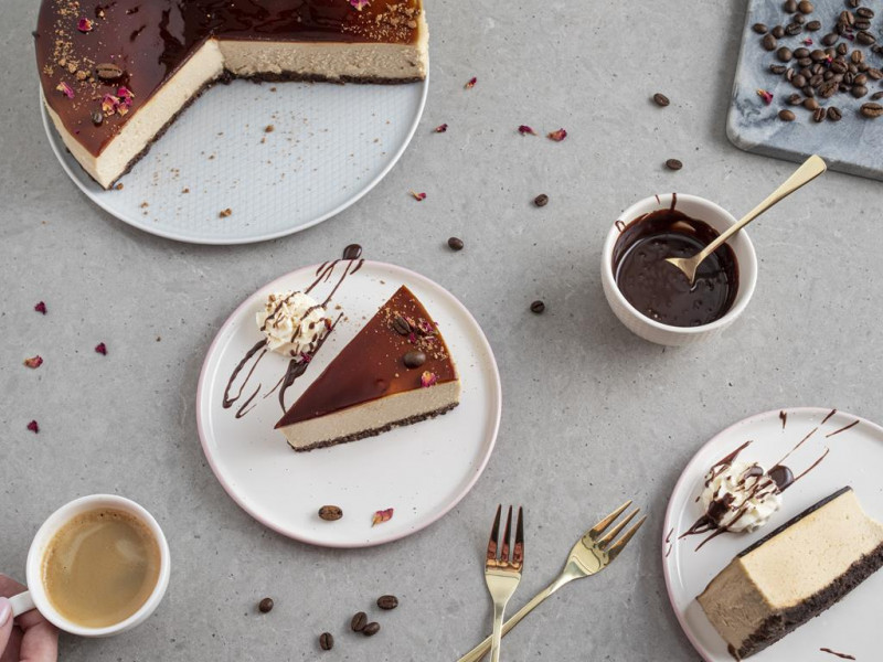 sernik kawowy z lustrzaną polewą z kawy