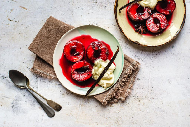 śliwki zapiekane w rumie z wanilią