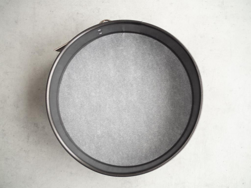 Tortownica wyłożona papierem do pieczenia