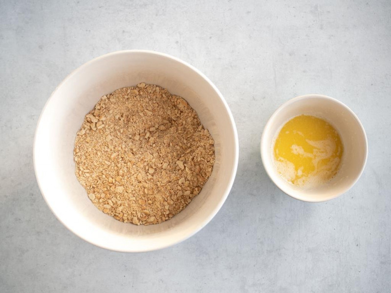 Pokruszone herbatniki i rozpuszczone masło