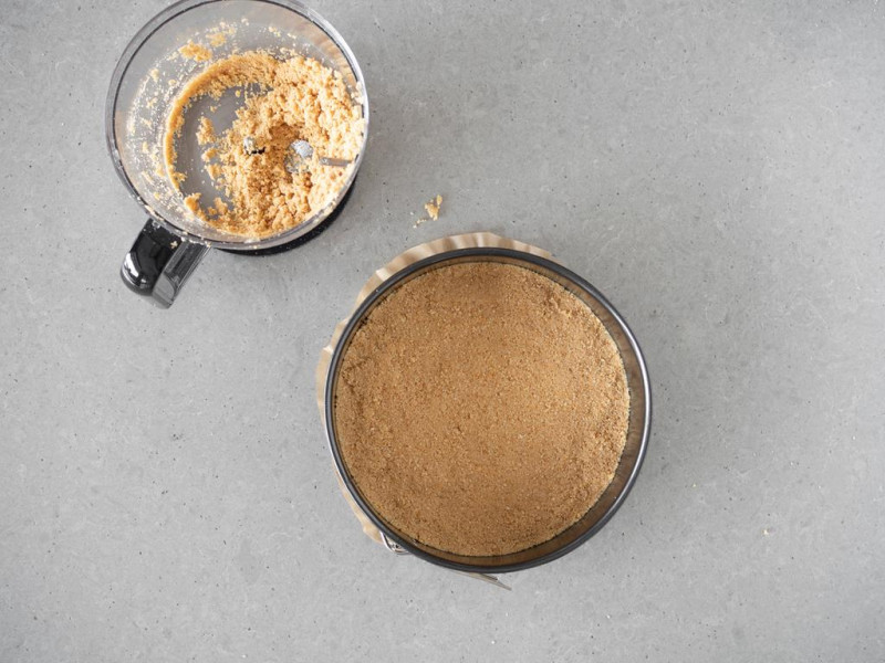 Tortownica wyłożona masą z herbatników wegańskich i oleju kokosowego