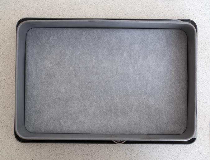 Duża blaszka wyłożona papierem do pieczenia