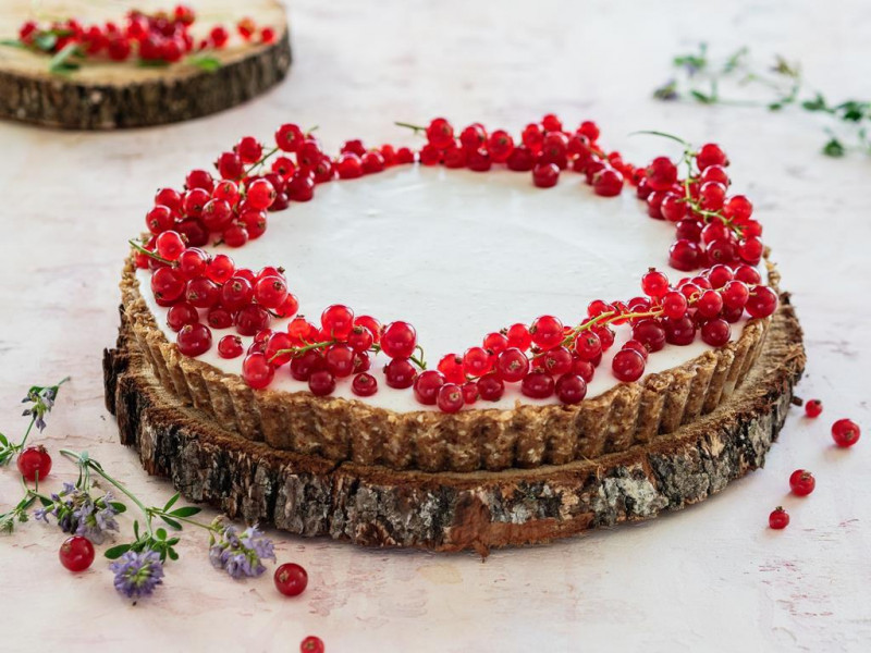 Tarta z porzeczkami, jogurtem i mlekiem kokosowym