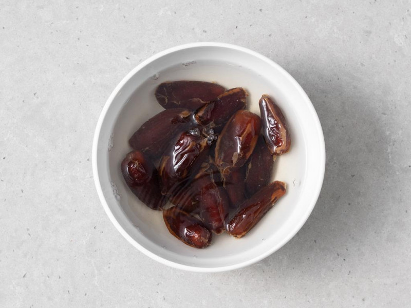 Daktyle zalane wrzątkiem w miseczce.