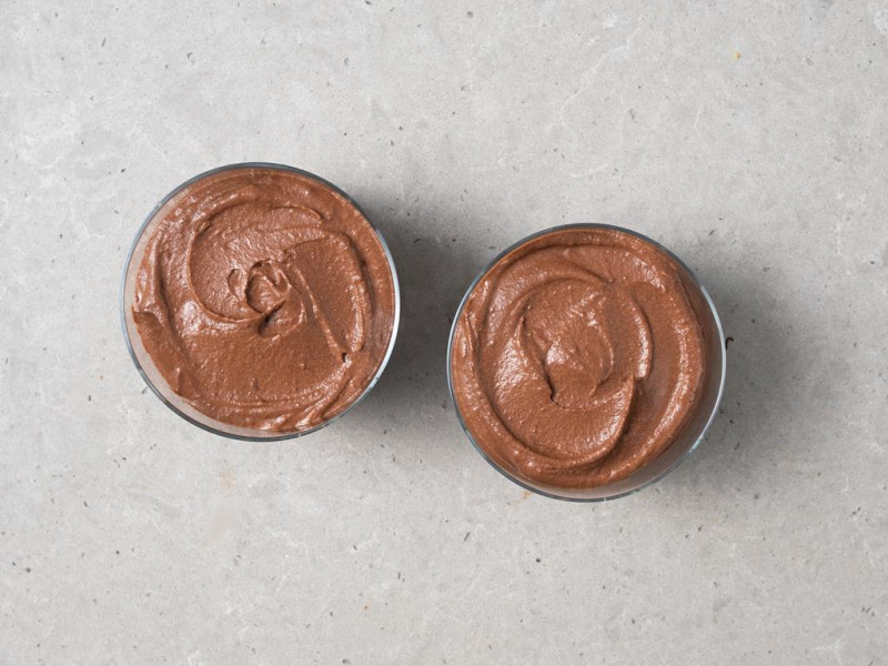 Czekoladowy mus z tofu w szklankach.