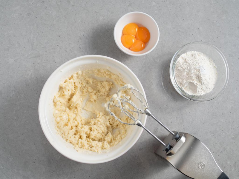 masło utarte z cukrem i cukrem z wanilią , żółtka, maka z proszkiem do pieczenia