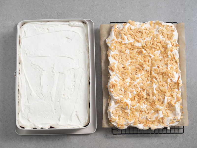 krem na galaretce z wiśniami , beza z płatkami migdałów