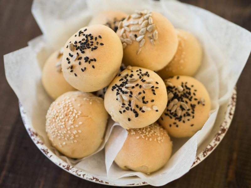 Bułki na zakwasie z sezamem i makiem
