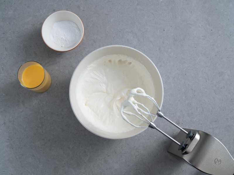 Ubita śmietanka z mascarpone, obok likier jajeczny i śmietan fix