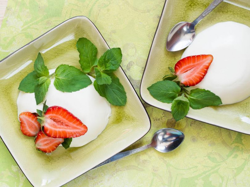 panna cotta udekorowana listkami mięty i truskawkami