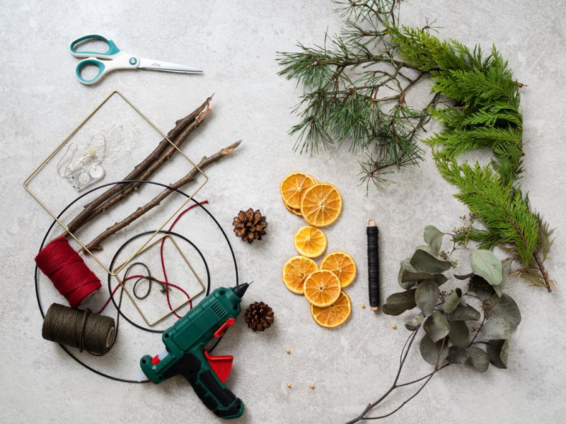 obręcze na wianki, gałązki, suszone pomarańcze, szyszki, eukaliptus, ozdoby świąteczne
