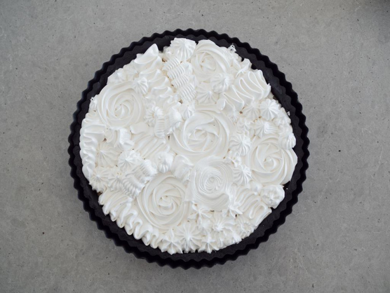 Tarta cytrynowa udekorowana bezą