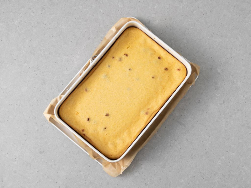 Upieczony tofurnik z rodzynkami.