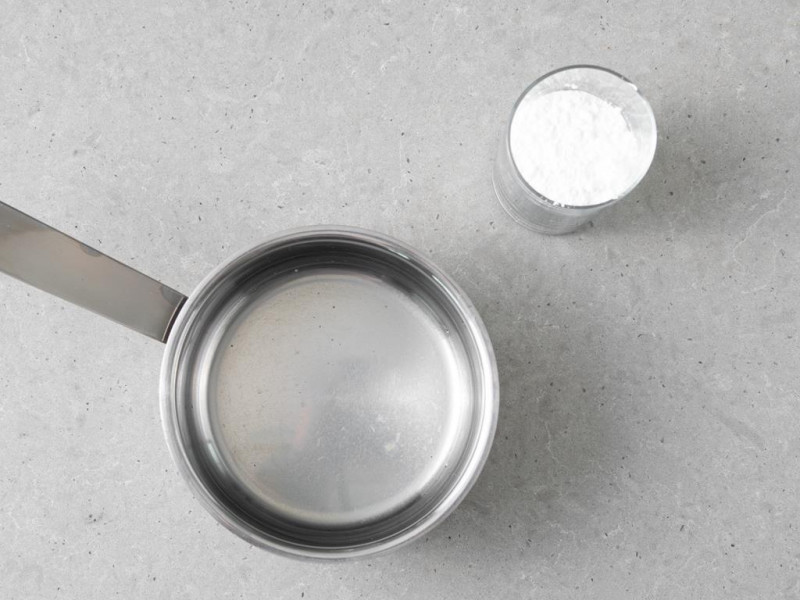 W rondelku sok z cytryny i cukier puder.