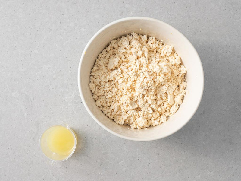 Rozkruszone tofu w misie. Obok sok z cytryny.