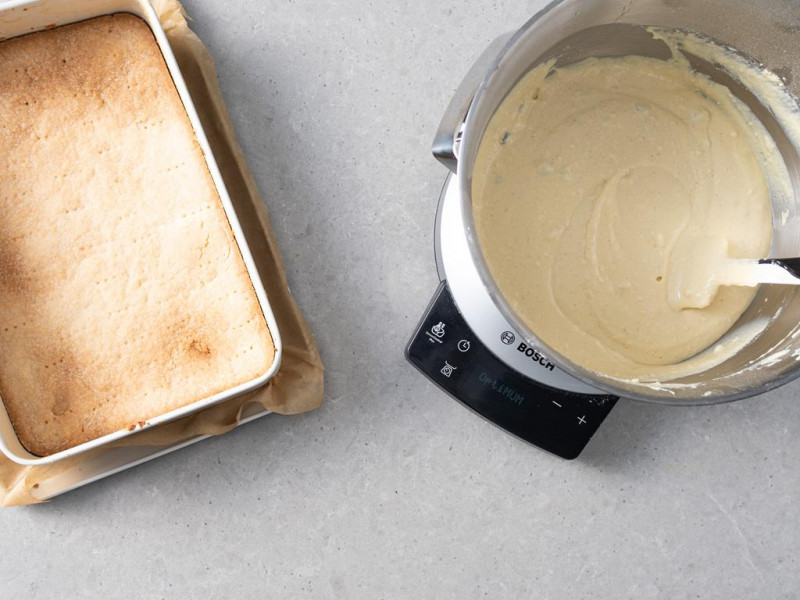 Upieczony spód. Obok w misie masa tofurnikowa.