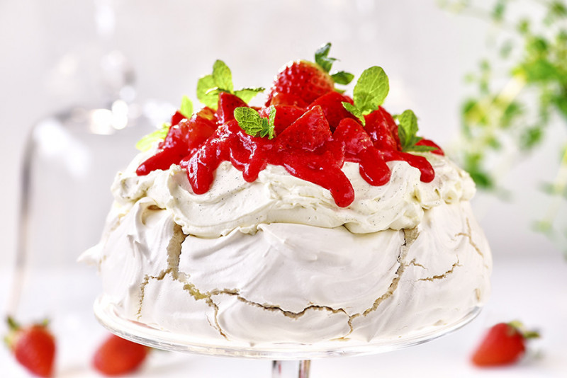 Tort bezowy z kremem mascarpone i truskawkami