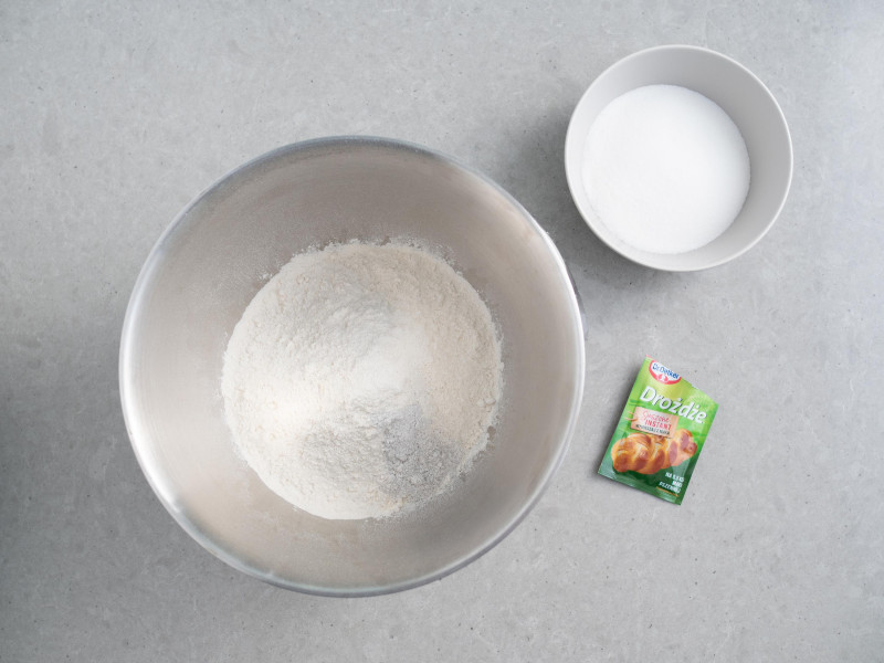 mąka, sól, cukier, cukier z wanilią i drożdże suszone instant Dr. Oetkera