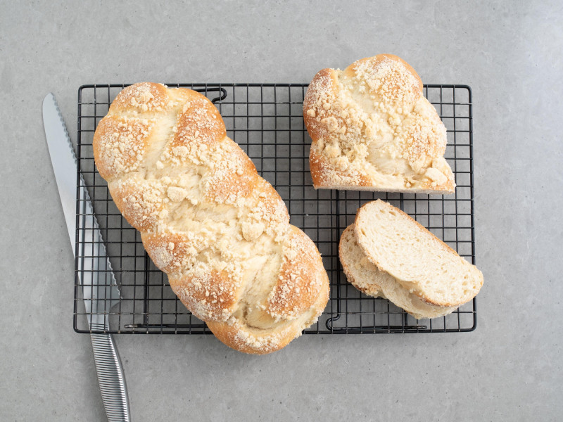 Upieczone chałki z kruszonką