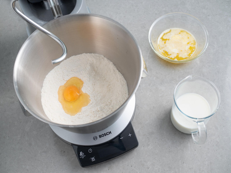 suche składniki, jajko, mleko i rozpuszczone masło na ciasto drożdżowe, robot kuchenny Bosch  OptiMUM MUM9BX5S65