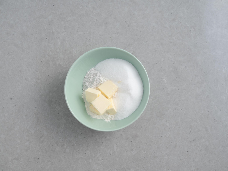 masło, cukier, mąka i cukier z wanilią Dr. Oetkera na kruszonkę