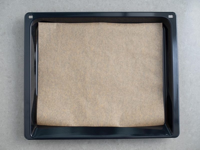 blacha z wyposażenia piekarnika wyłożona papierem do pieczenia