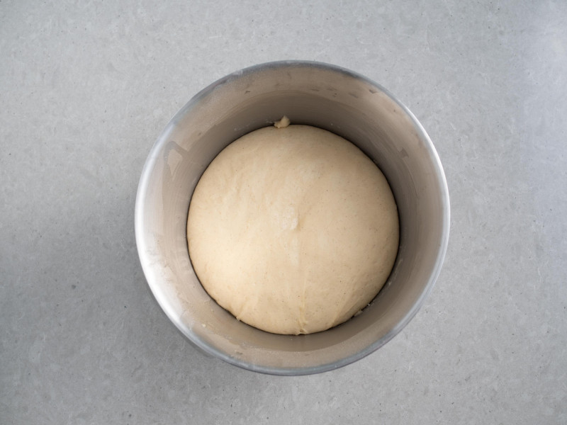 wyrośnięte ciasto drożdżowe na chałkę