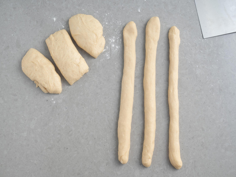 ciasto drożdżowe podzielone na części do zaplatania chałki