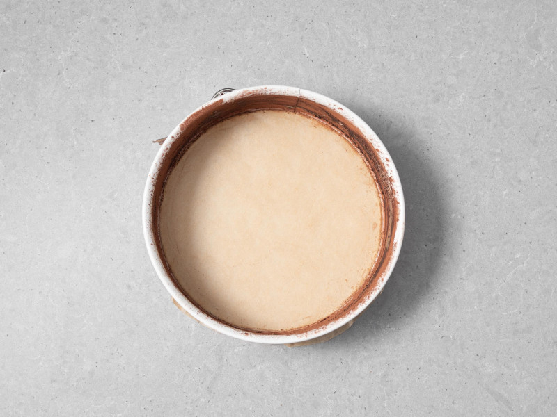 Tortownica o średnicy 20 cm wyłożona papierem do pieczenia.