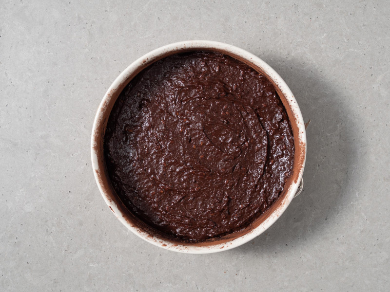 Przełożona do tortownicy masa na ciasto czekoladowe z fasoli.