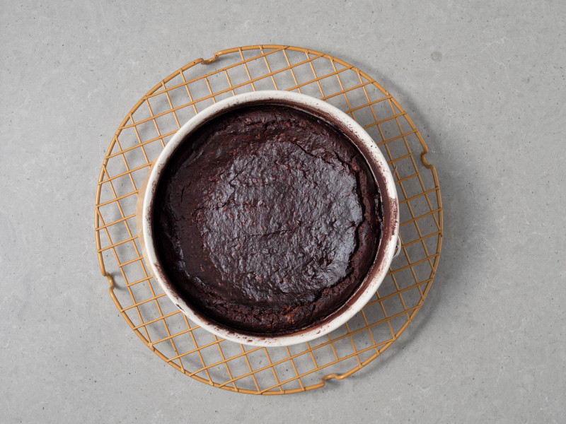 Upieczone ciasto z fasoli na kratce do studzenia.