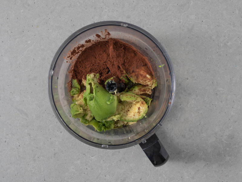 W malakserze składniki na krem czekoladowy z awokado: awokado, kakao, syrop klonowy i szczypta soli.