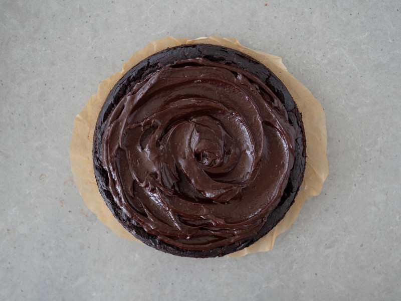 Czekoladowe ciasto z fasoli z kremem z awokado.