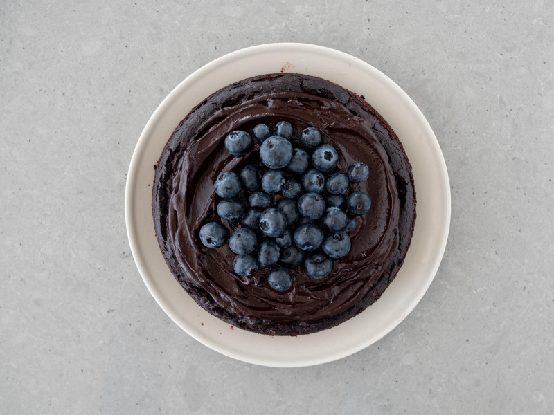 Ciasto z czerwonej fasoli z kremem z awokado i borówkami.