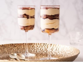 Klasyczne tiramisu w pucharku z winem marsala i mascarpone