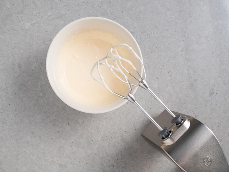 żółtka utarte z cukrem pudrem na kogel mogel, mikser ręczny Bosch MFQ4730