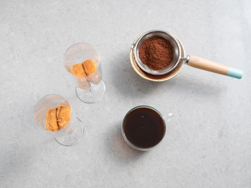 biszkopty nasączane kawą z winem i oprószone kakao Dr. Oetkera